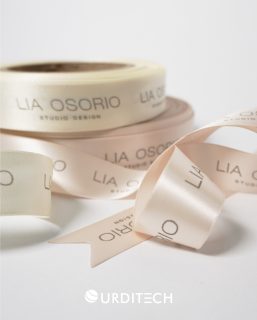 Conoce nuestras ๐พ๐๐ฃ๐ฉ๐๐จ ๐๐ ๐๐๐ฉรญ๐ฃ:
Son ideales para agregar elegancia y sofisticaciรณn a tu marca. Perfectas para envoltura de regalos o productos, destacando tu logo.
๐๐ฒ๐ป๐ฒ๐ณ๐ถ๐ฐ๐ถ๐ผ๐:
๐ Aportan un toque de lujo.
๐๏ธโ๐จ๏ธ Refuerzan la identidad visual de tu marca.
๐ Son versรกtiles
๐ Mejoran la percepciรณn y el valor de tu producto.
Este producto fue desarrollado especialmente para @liaosoriodesign demostrando cรณmo nuestras cintas pueden adaptarse a las necesidades de tu marca.
๐๐ฎ๐ ๐พ๐๐ฒ ๐๐ ๐บ๐ฎ๐ฟ๐ฐ๐ฎ ๐๐ฒ ๐๐ฒ๐ฎ ๐ฐ๐ผ๐ป ๐ฒ๐๐๐ถ๐น๐ผ ๐ ๐ฑ๐ถ๐๐๐ถ๐ป๐ฐ๐ถรณ๐ป.